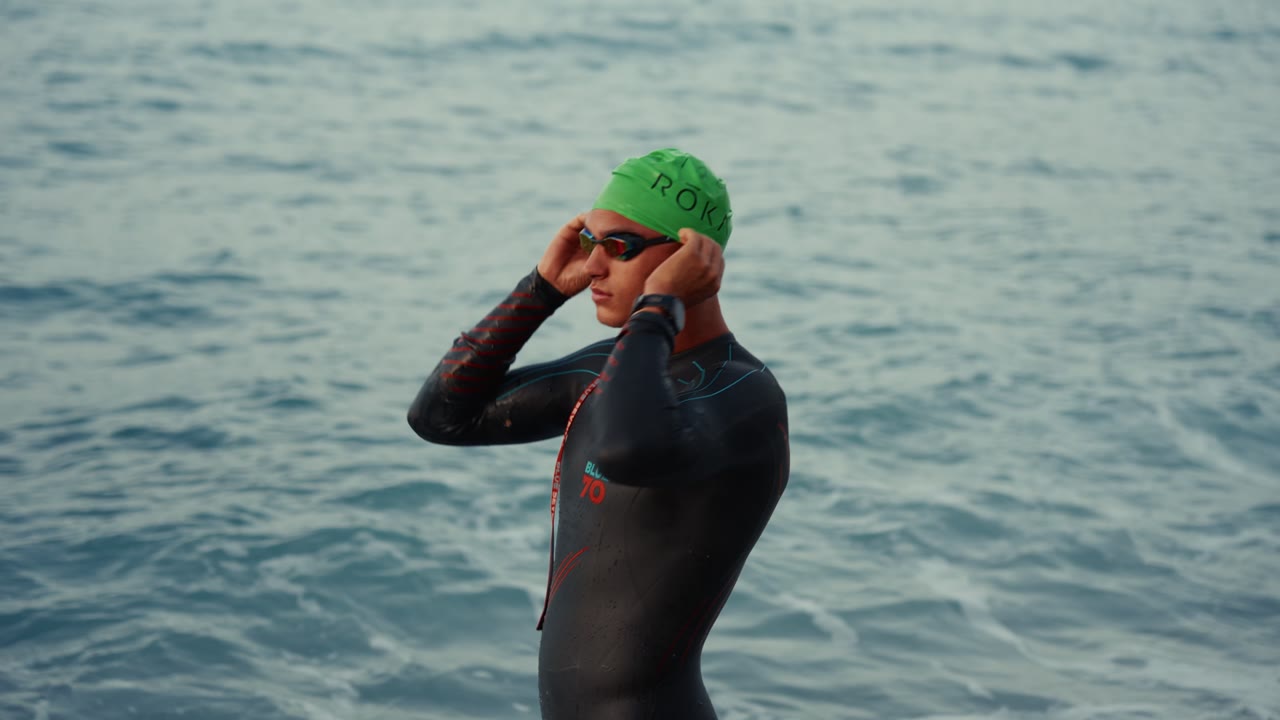 Louis Vallée ajuste ses lunettes de natation avant de se mettre à l'eau