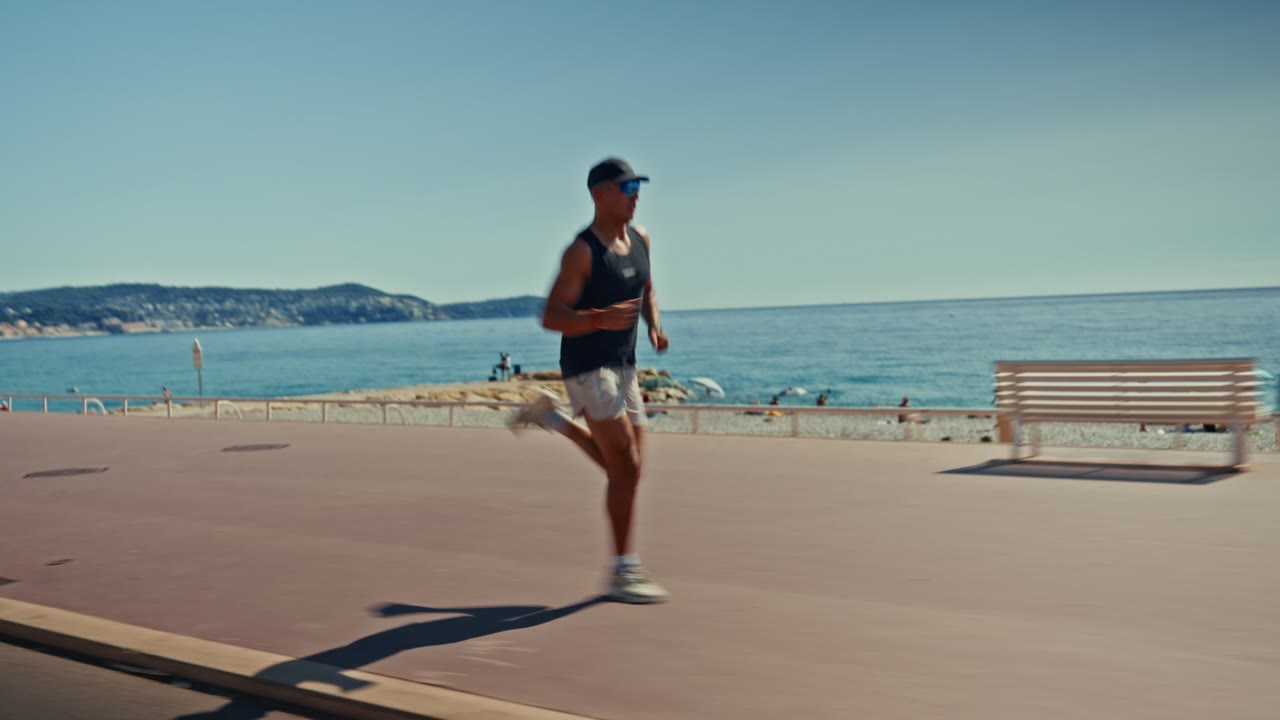 Louis Vallée à la course sur la promenade au bord de la mer, à Nice