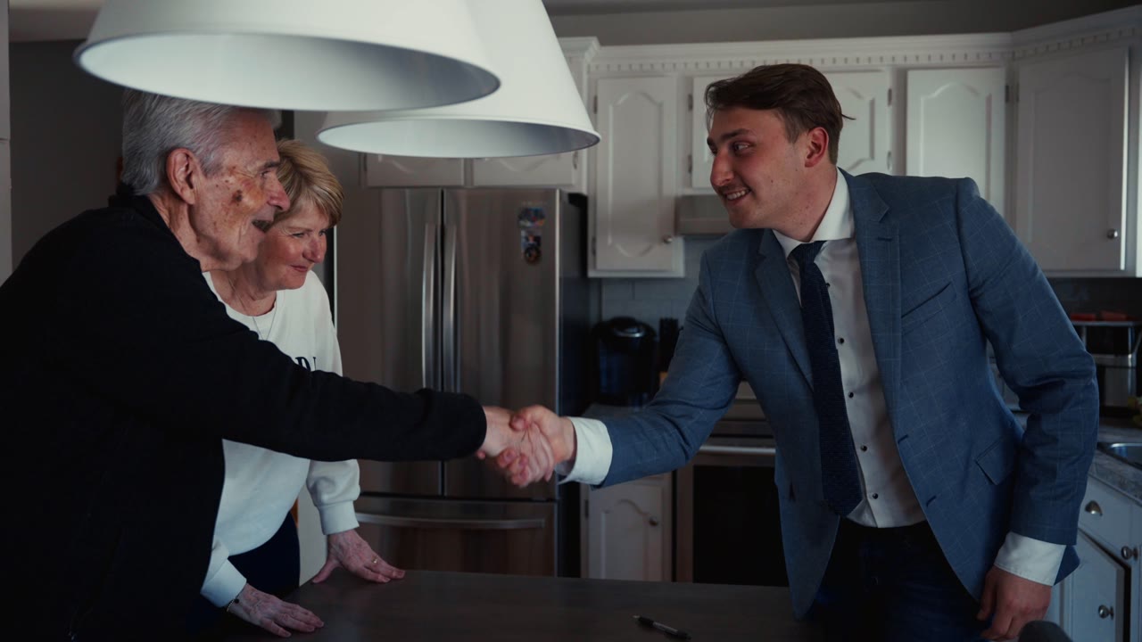 Lucas Beaulieu serre la main de clients dans leur cuisine