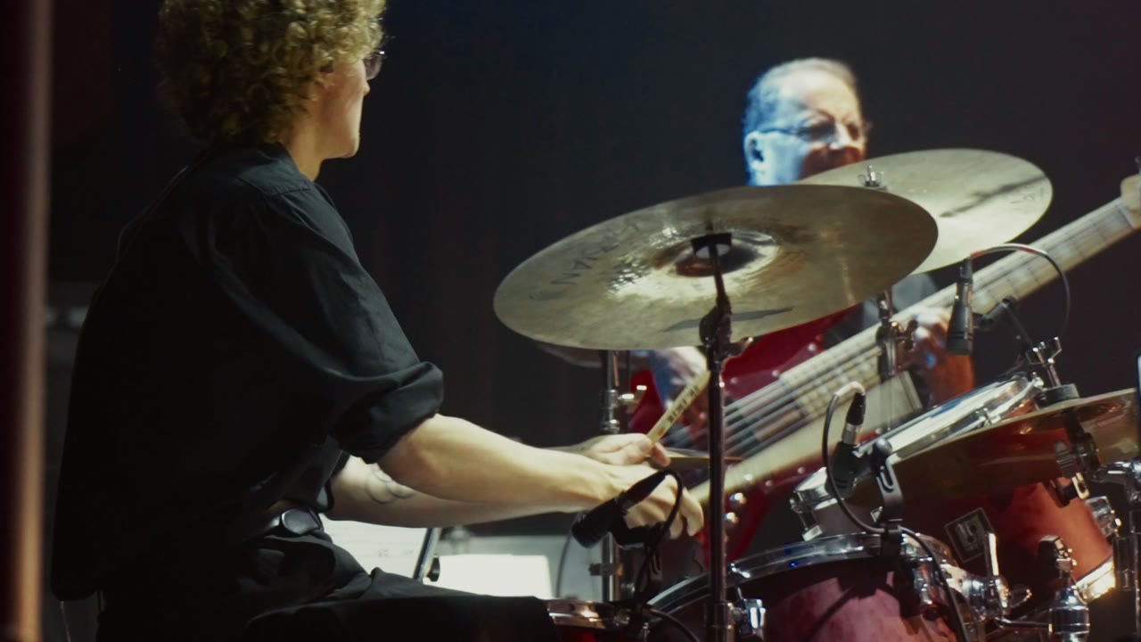 Un batteur sur scène pendant un spectacle