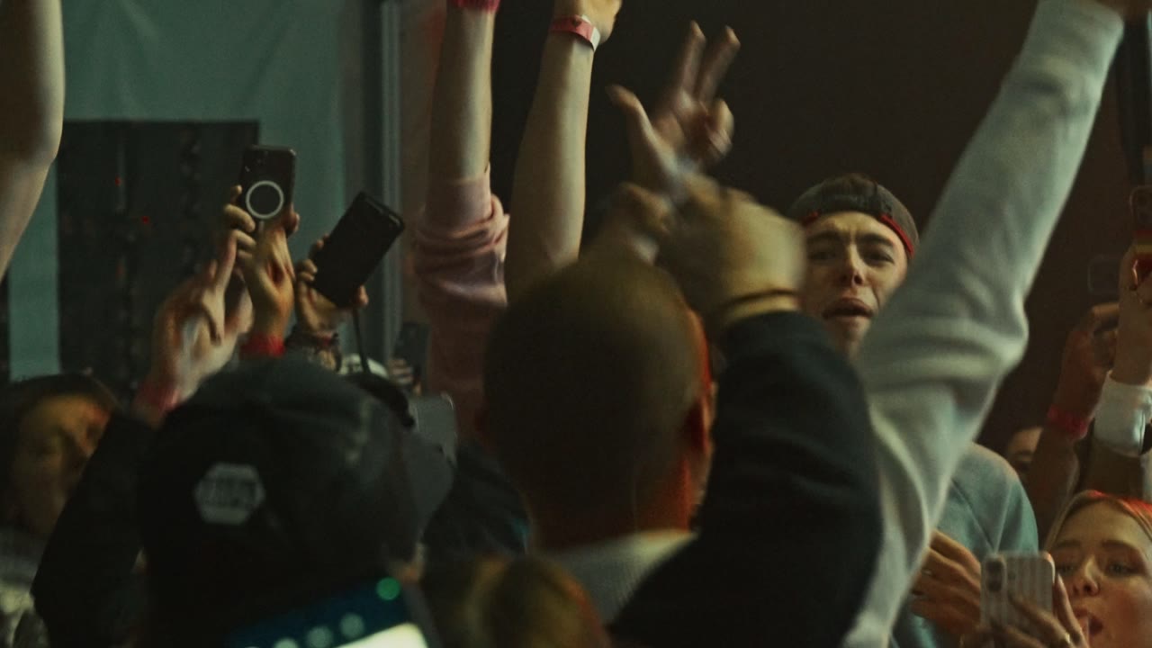 La foule, bras levés, pendant un spectacle