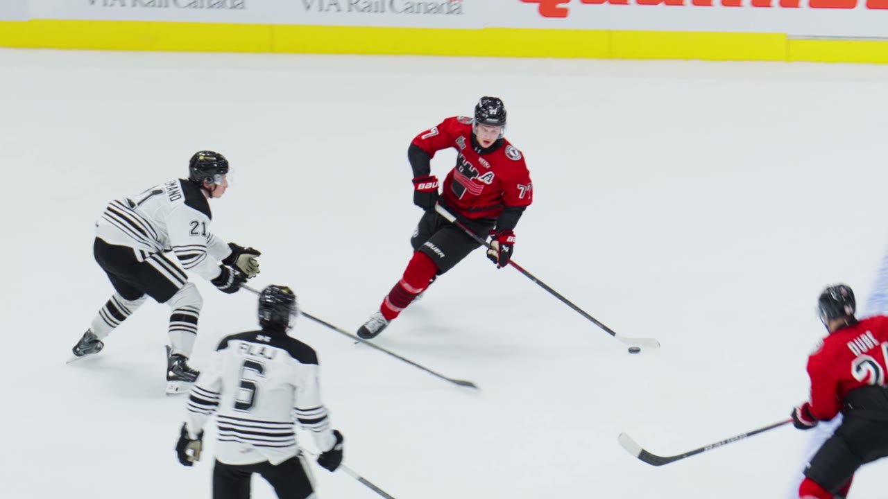 Un joueur des Remparts en possession de la rondelle pendant un match