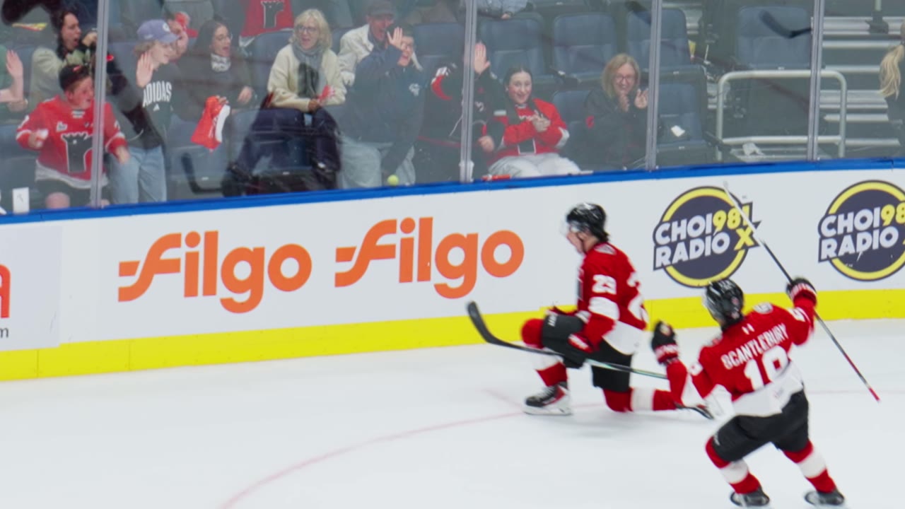 Des joueurs des Remparts célèbrent un but le long de la bande